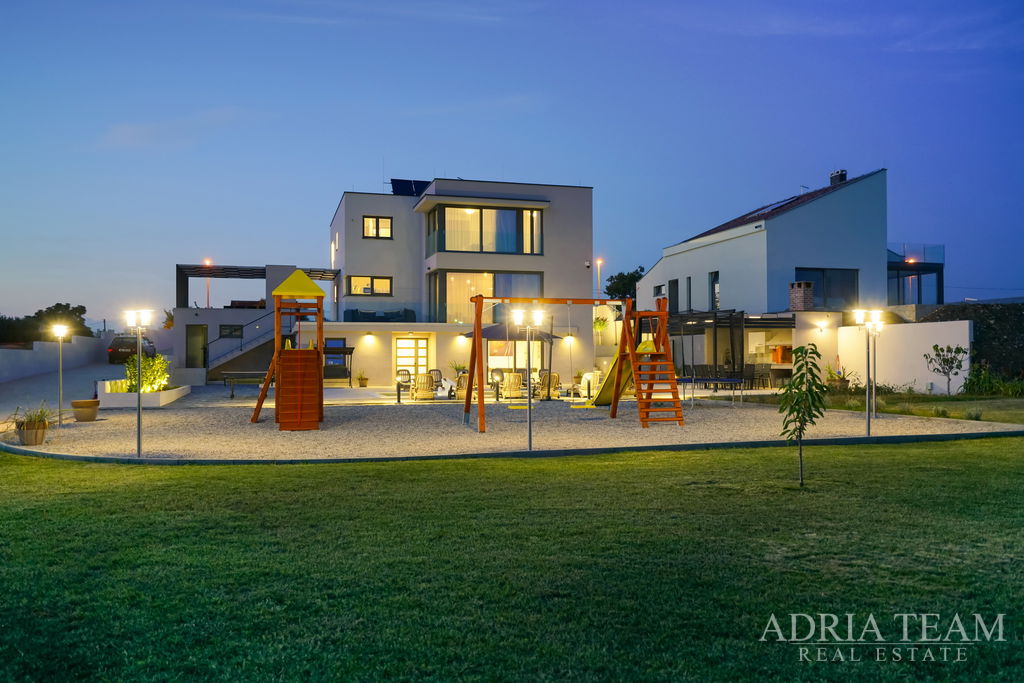 LUXURIOUSLY FURNISHED VILLA WITH A POOL AND LARGE GROUNDS - POLJICA BRIG, ZADAR