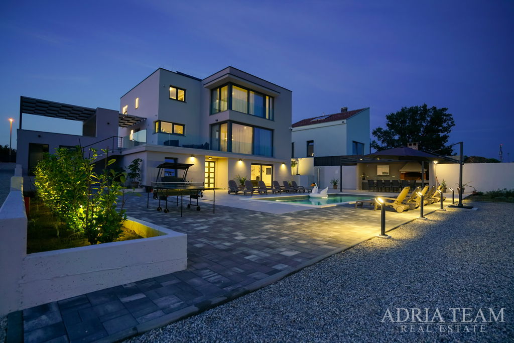 LUXURIOUSLY FURNISHED VILLA WITH A POOL AND LARGE GROUNDS - POLJICA BRIG, ZADAR