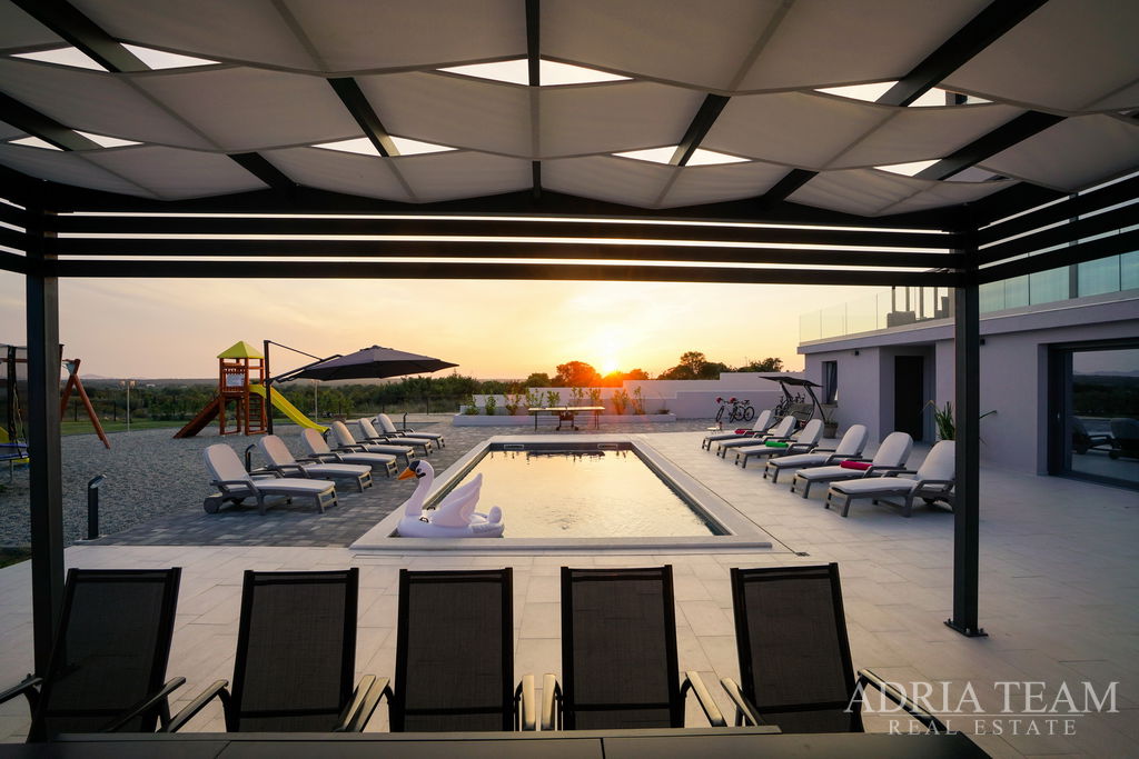 LUXURIOUSLY FURNISHED VILLA WITH A POOL AND LARGE GROUNDS - POLJICA BRIG, ZADAR