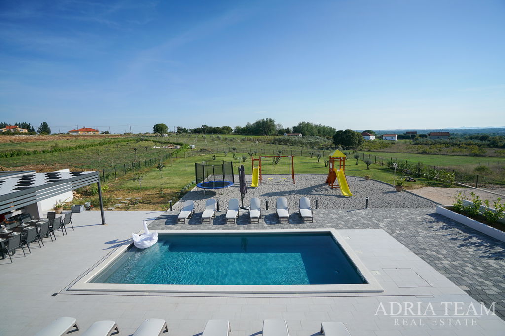 LUXURIOUSLY FURNISHED VILLA WITH A POOL AND LARGE GROUNDS - POLJICA BRIG, ZADAR