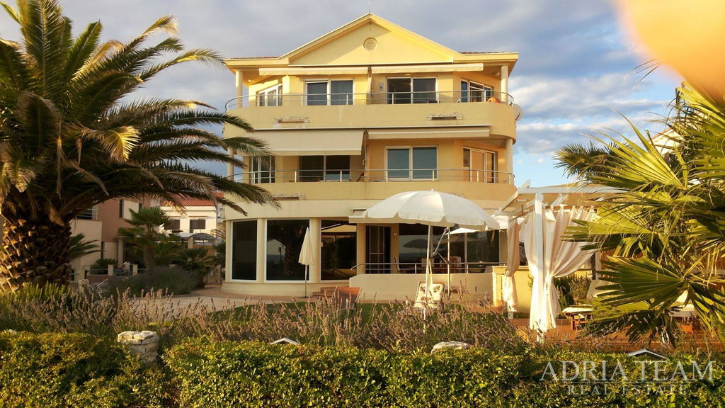 FOUR-ROOM APARTMENT, FIRST ROW TO THE SEA - PRIVLAKA, ZADAR