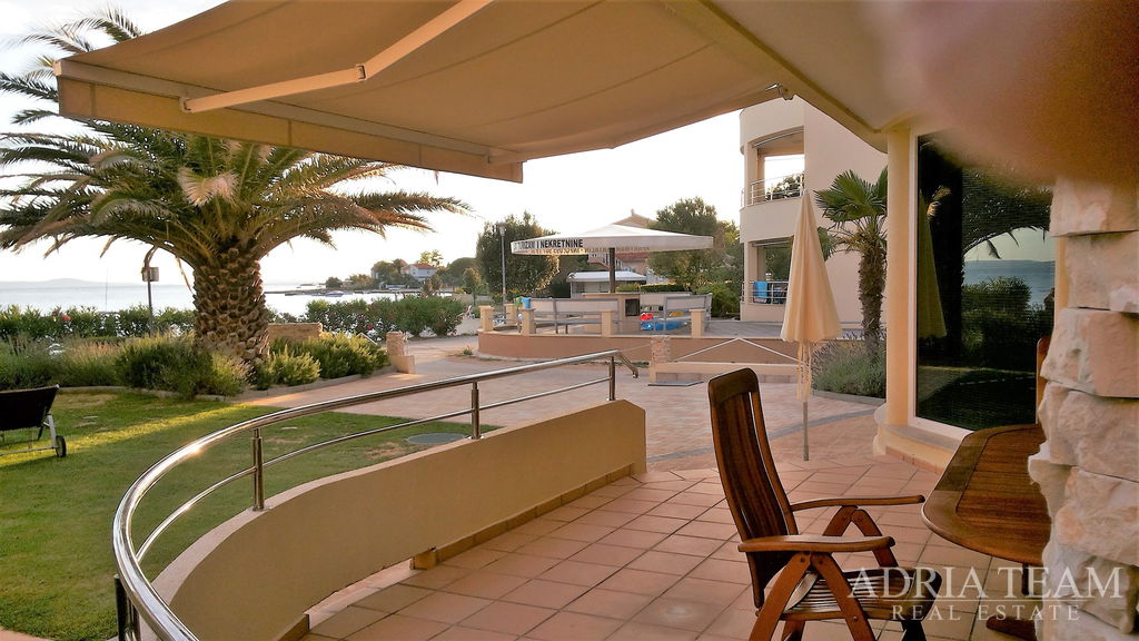 FOUR-ROOM APARTMENT, FIRST ROW TO THE SEA - PRIVLAKA, ZADAR