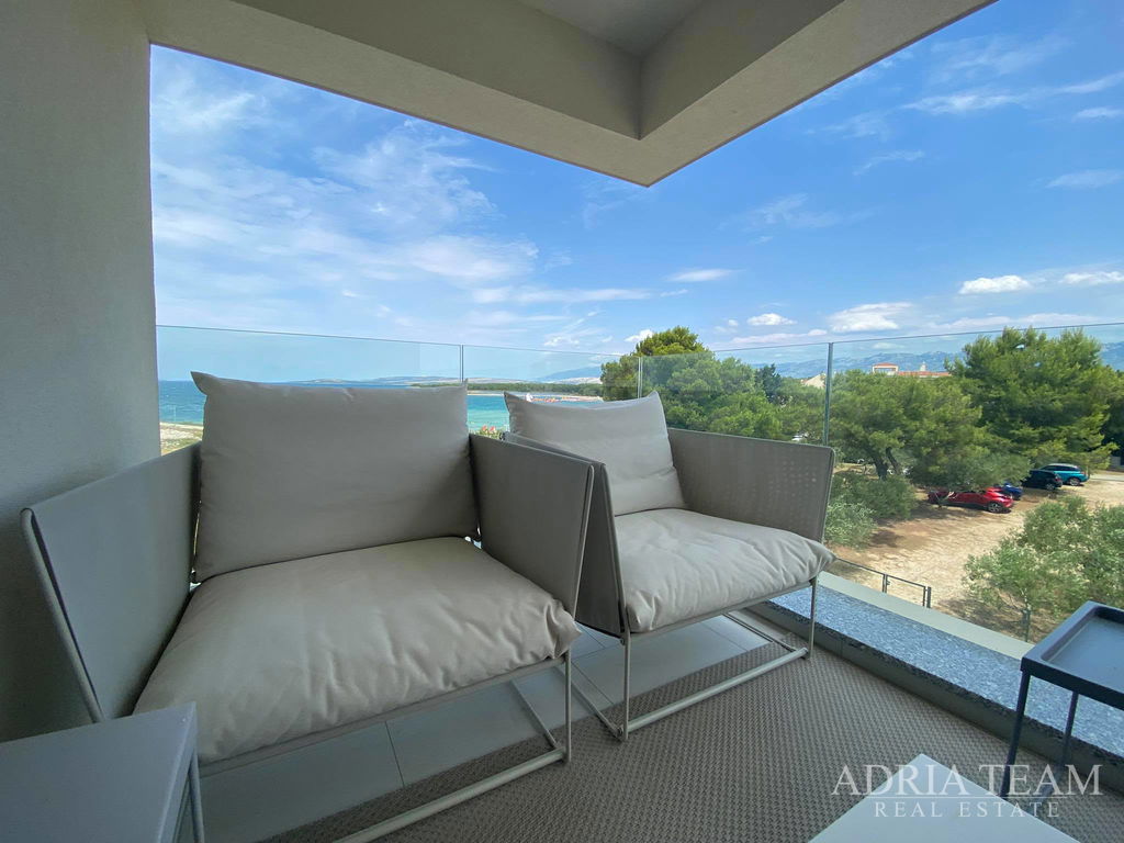 APARTMENT WITH 3 BEDROOMS, FIRST LINE TO THE SEA, POVLJANA - PAG