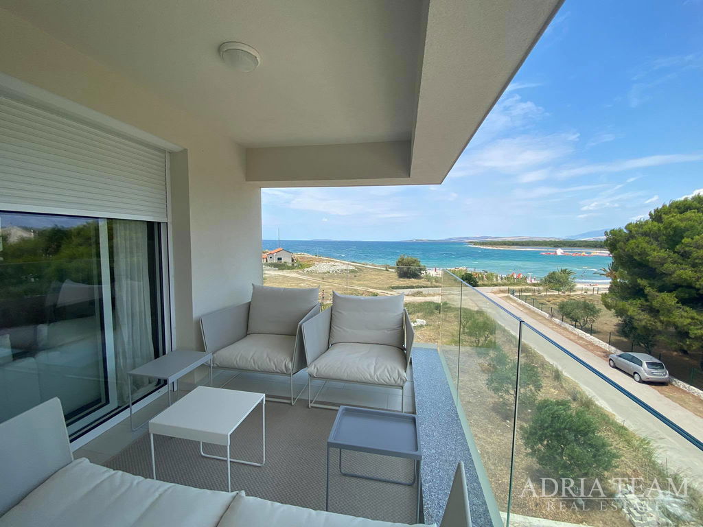 APARTMENT WITH 3 BEDROOMS, FIRST LINE TO THE SEA, POVLJANA - PAG