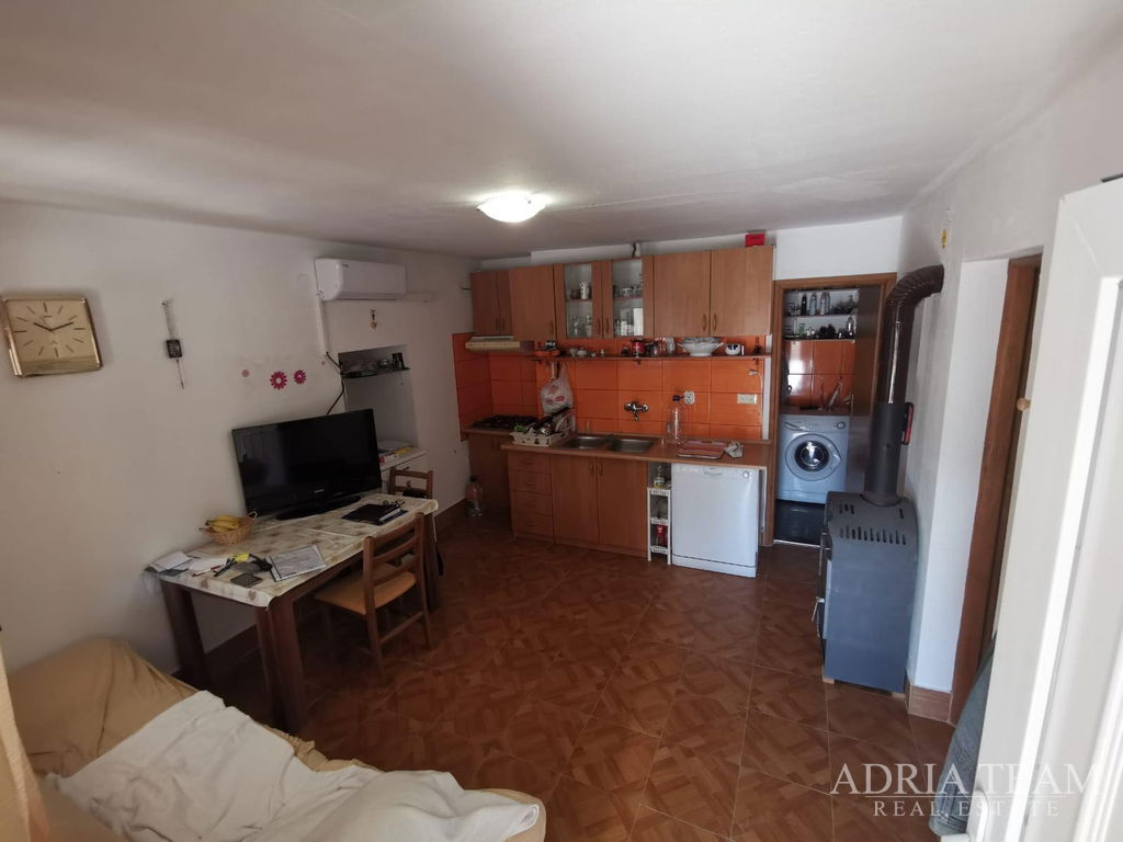 ATTRACTIVE HOUSE WITH 2 RESIDENTIAL UNITS – VIR