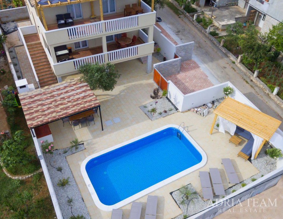 ATTRACTIVE APARTMENT HOUSE WITH POOL  – POSEDARJE