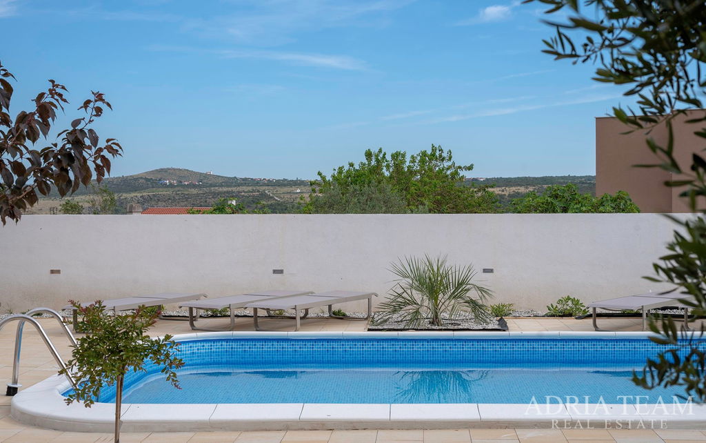 ATTRACTIVE APARTMENT HOUSE WITH POOL  – POSEDARJE