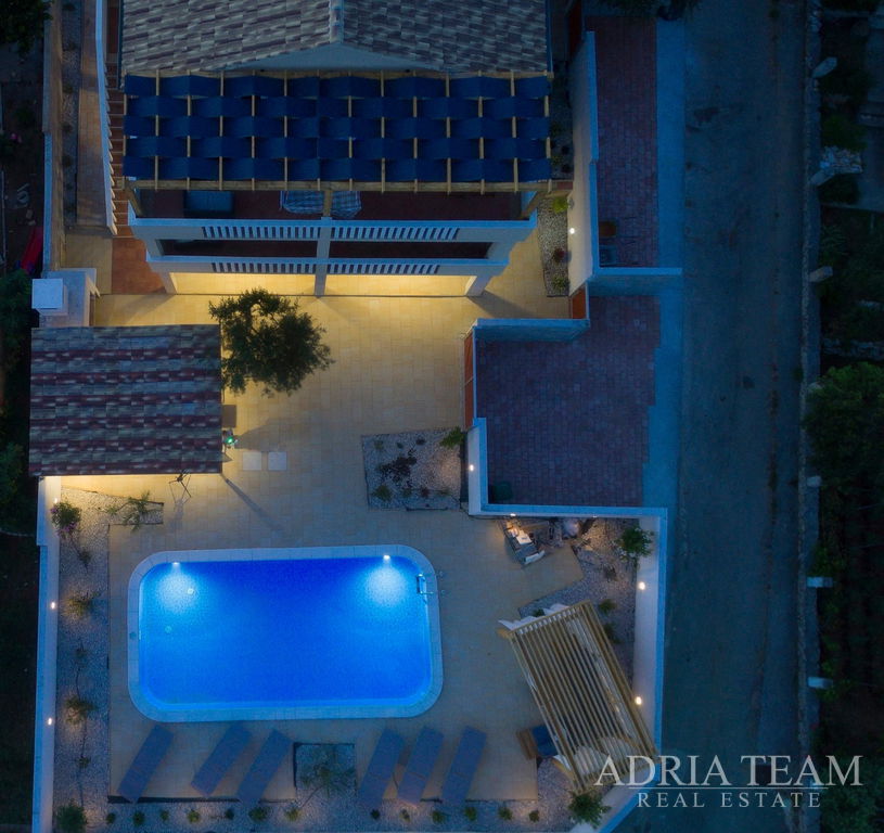 ATTRACTIVE APARTMENT HOUSE WITH POOL  – POSEDARJE