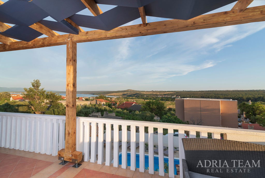 ATTRACTIVE APARTMENT HOUSE WITH POOL  – POSEDARJE