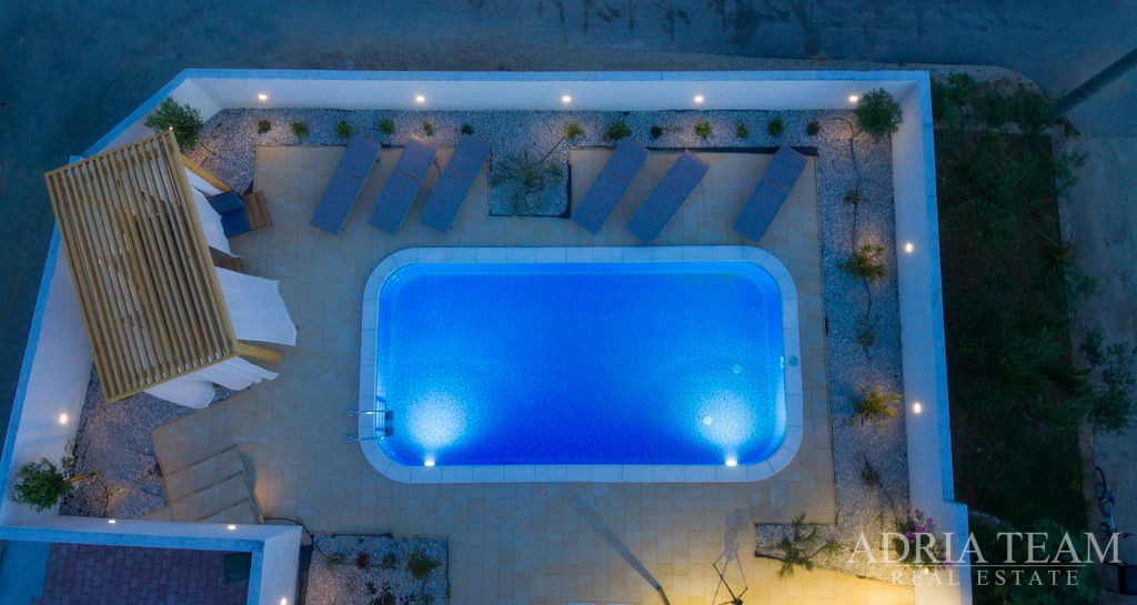 ATTRACTIVE APARTMENT HOUSE WITH POOL  – POSEDARJE