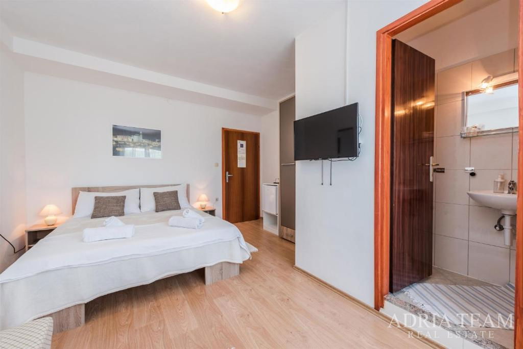 HOTEL - SUKOŠAN, FIRST LINE TO THE SEA