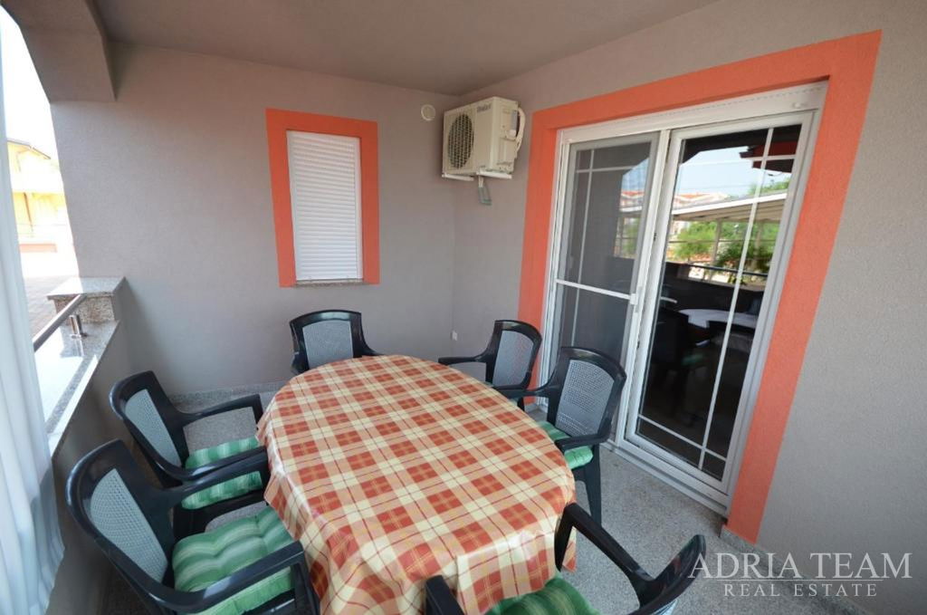 DETACHED HOUSE WITH 5 APARTMENTS, 200 m FROM THE SEA, VIR - ZADAR