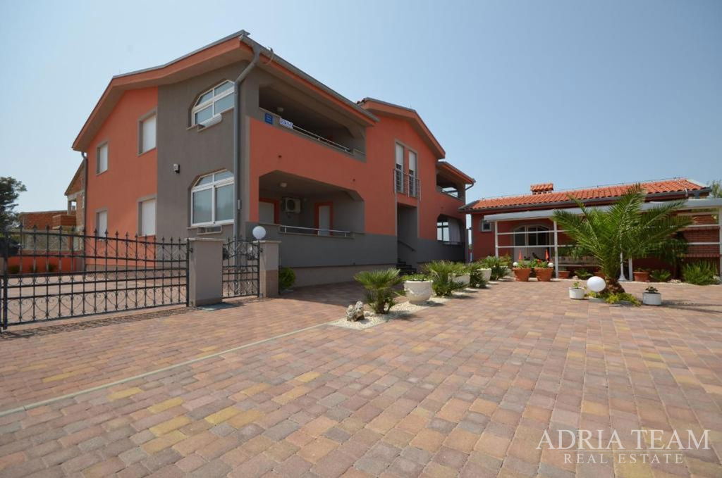 DETACHED HOUSE WITH 5 APARTMENTS, 200 m FROM THE SEA, VIR - ZADAR