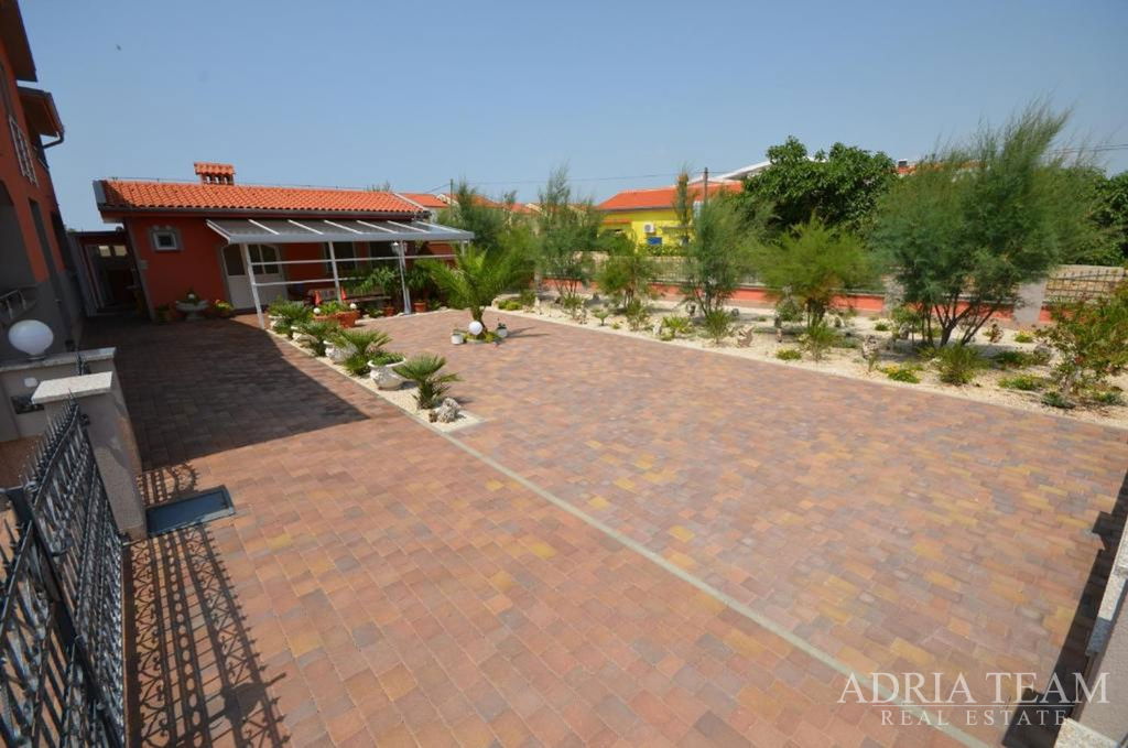 DETACHED HOUSE WITH 5 APARTMENTS, 200 m FROM THE SEA, VIR - ZADAR