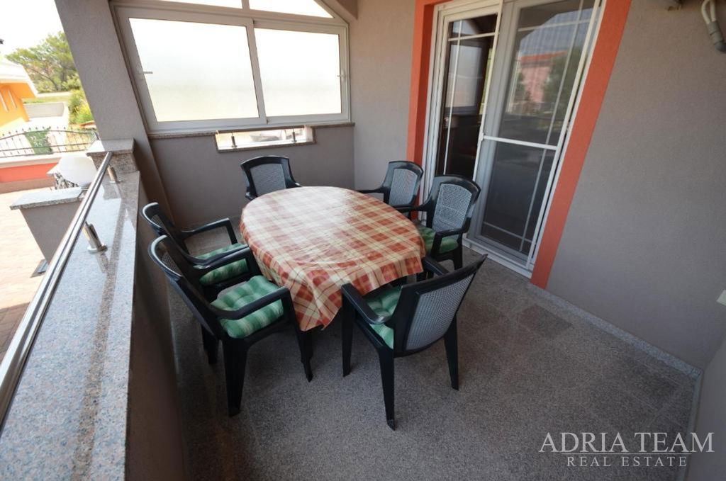 DETACHED HOUSE WITH 5 APARTMENTS, 200 m FROM THE SEA, VIR - ZADAR