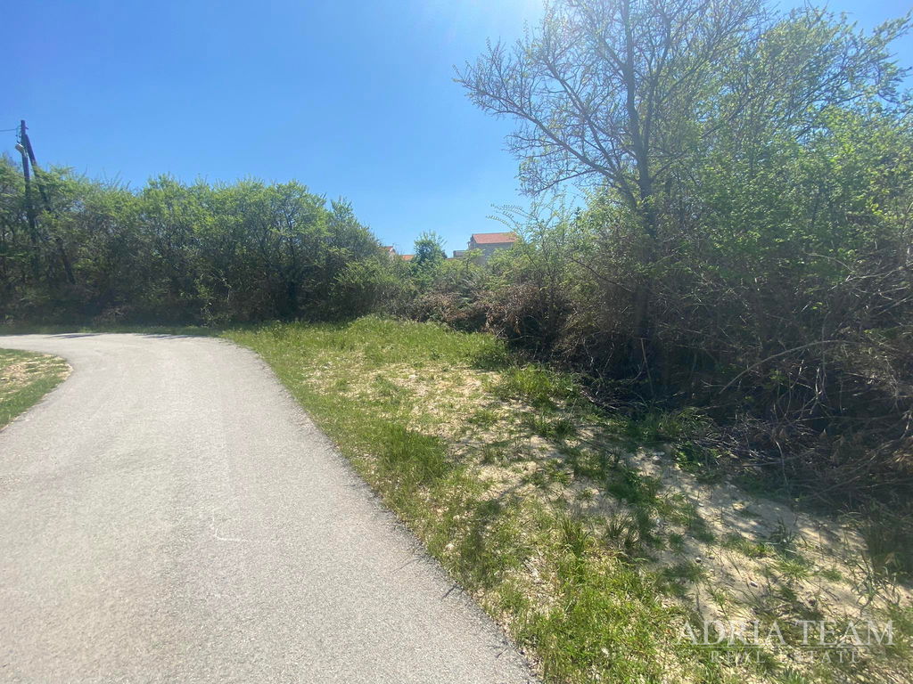 ATTRACTIVE BUILDING PLOT 1362 m² – FIRST ROW TO THE SEA – RAŽANAC, RTINA