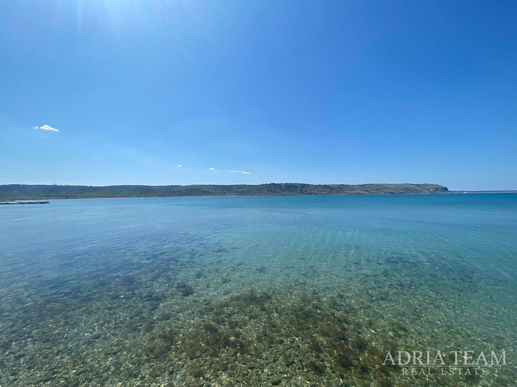 ATTRACTIVE BUILDING PLOT 1362 m² – FIRST ROW TO THE SEA – RAŽANAC, RTINA