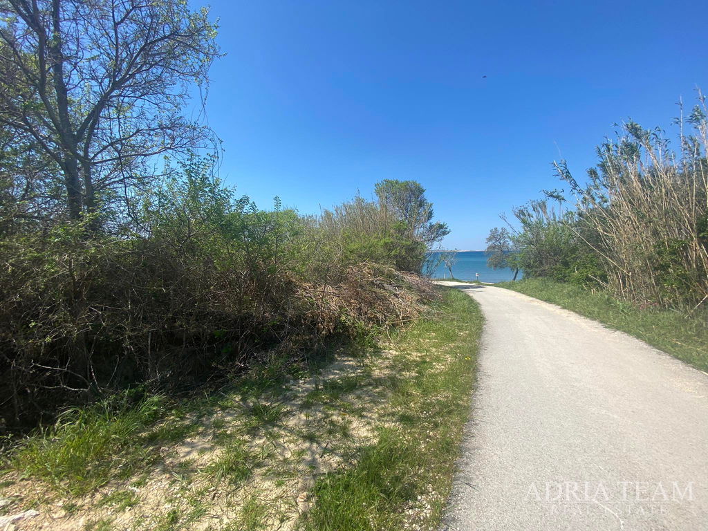 ATTRACTIVE BUILDING PLOT 1362 m² – FIRST ROW TO THE SEA – RAŽANAC, RTINA