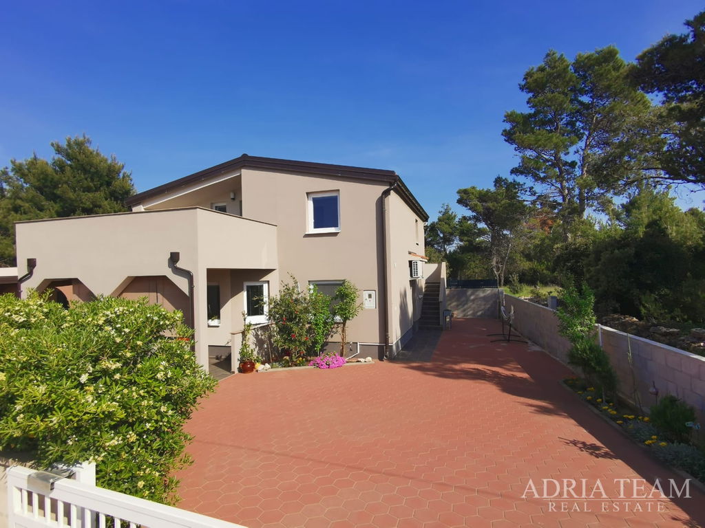 ATTRACTIVE APARTMENT HOUSE WITH 3 UNITS – VIR