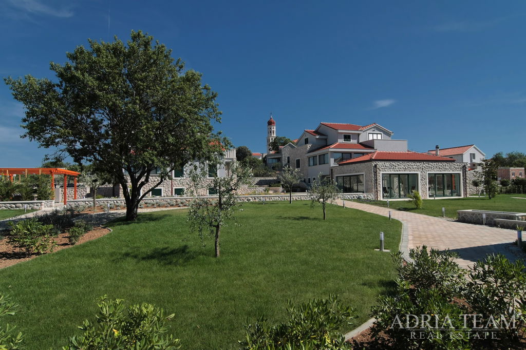 ATTRACTIVE LUXURY VILLA 247.90m2 – 100m FROM THE MARINA – BETINA, MURTER