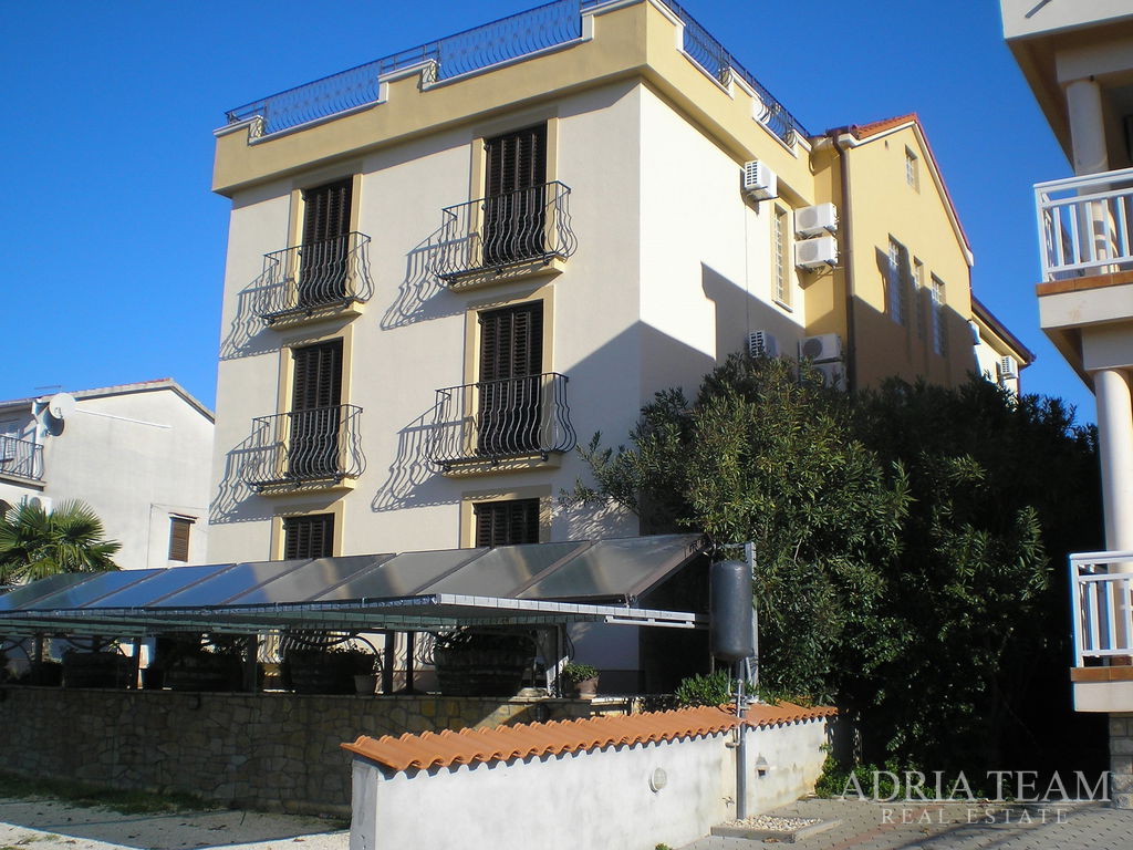 ATTRACTIVE HOTEL WITH TAVERN AND ROOFTOP TERRACE – FIRST ROW TO THE SEA – SUKOŠAN