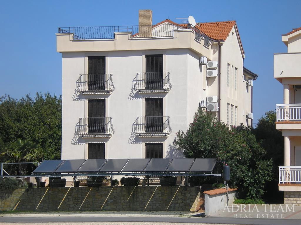 ATTRACTIVE HOTEL WITH TAVERN AND ROOFTOP TERRACE – FIRST ROW TO THE SEA – SUKOŠAN