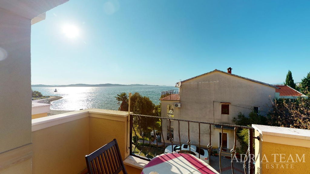 ATTRACTIVE HOTEL WITH TAVERN AND ROOFTOP TERRACE – FIRST ROW TO THE SEA – SUKOŠAN