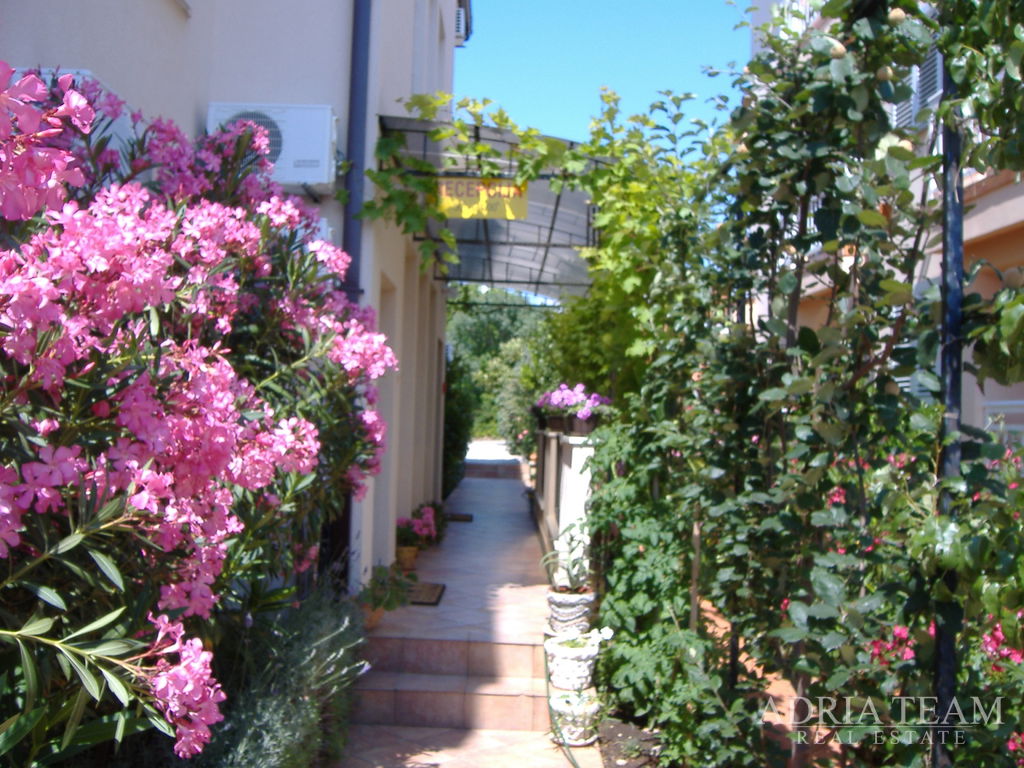 ATTRACTIVE HOTEL WITH TAVERN AND ROOFTOP TERRACE – FIRST ROW TO THE SEA – SUKOŠAN