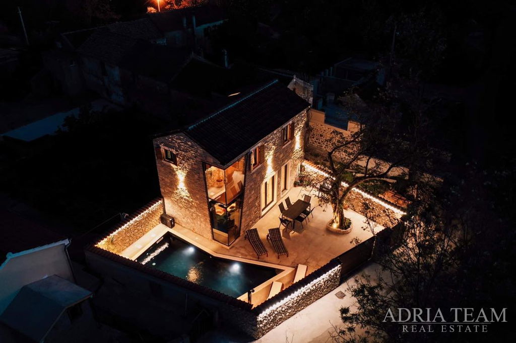 STONE HOUSE WITH A POOL, 500 M FROM THE SEA -  PRIVLAKA, ZADAR