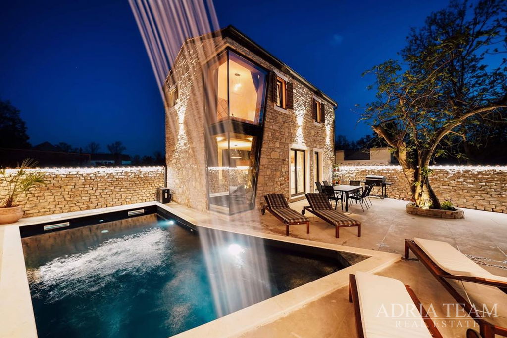 STONE HOUSE WITH A POOL, 500 M FROM THE SEA -  PRIVLAKA, ZADAR