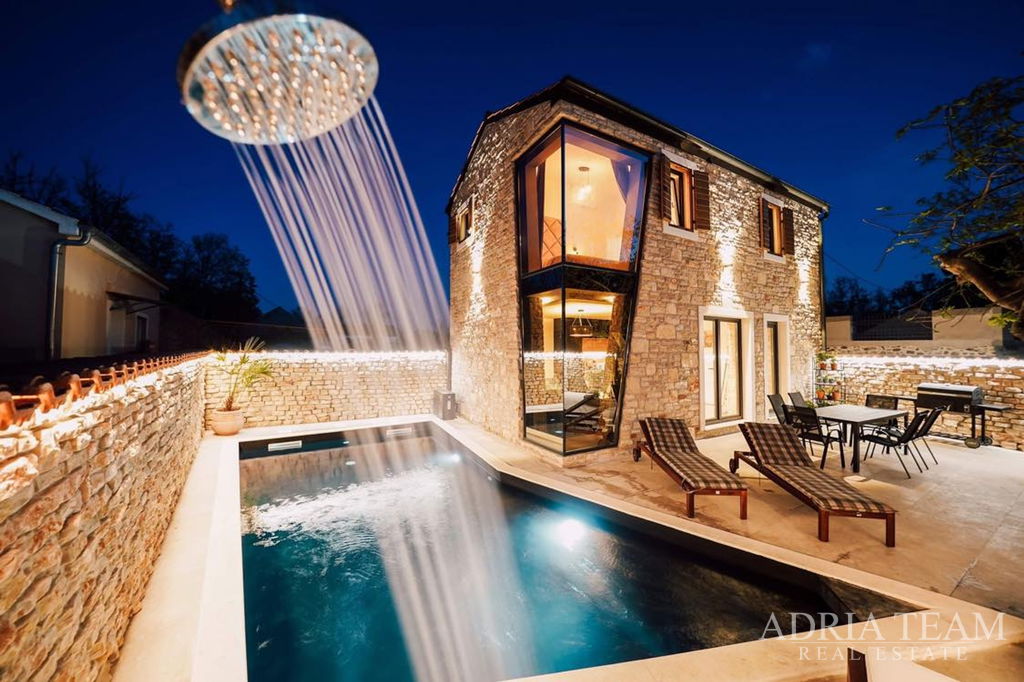 STONE HOUSE WITH A POOL, 500 M FROM THE SEA -  PRIVLAKA, ZADAR