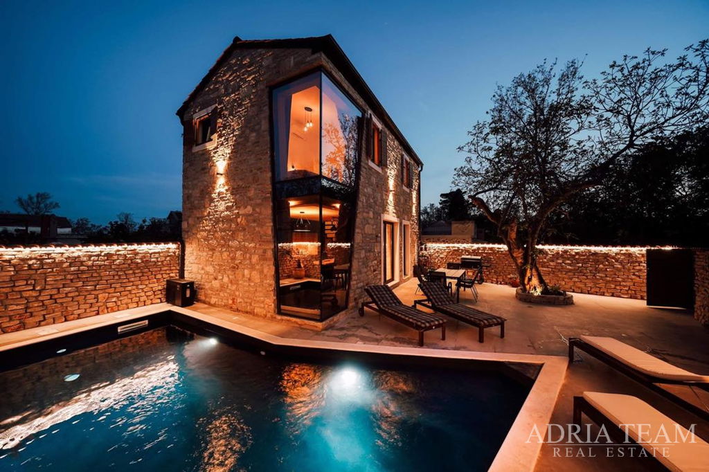 STONE HOUSE WITH A POOL, 500 M FROM THE SEA -  PRIVLAKA, ZADAR