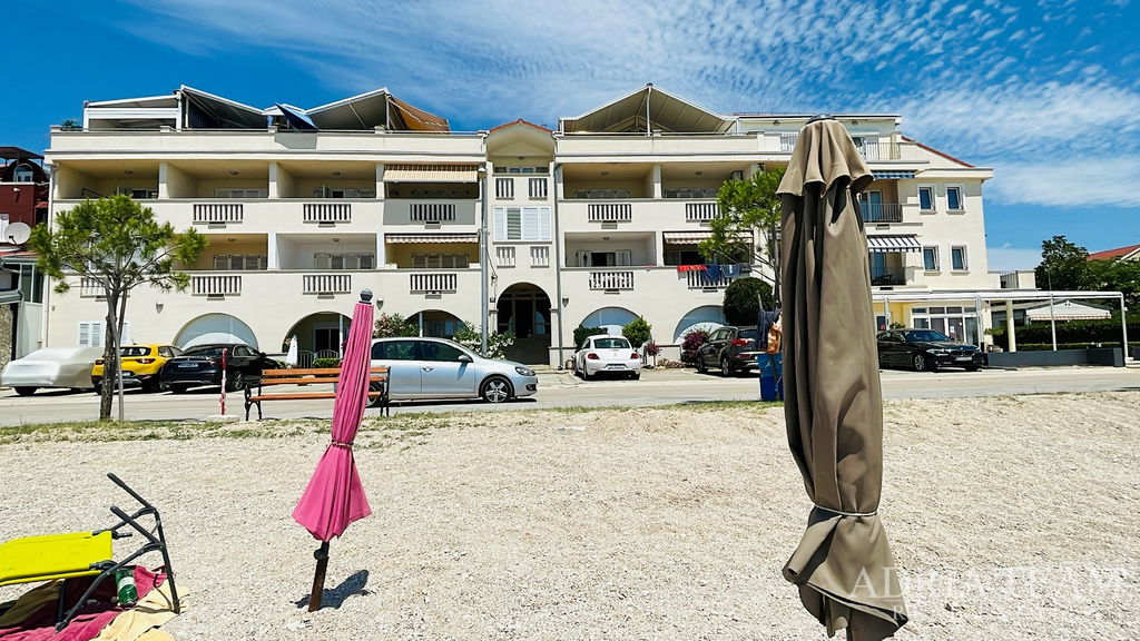 APARTMENT, FIRST LINE TO THE SEA, ON A BEAUTIFUL BEACH WITH A LARGE TERRACE - TURANJ