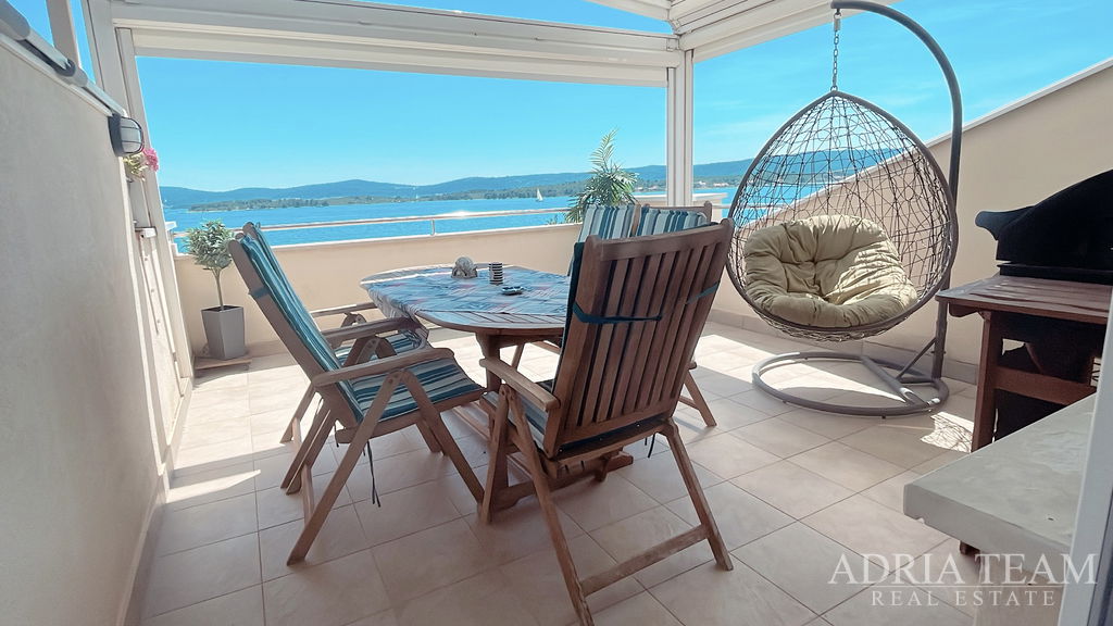 APARTMENT, FIRST LINE TO THE SEA, ON A BEAUTIFUL BEACH WITH A LARGE TERRACE - TURANJ