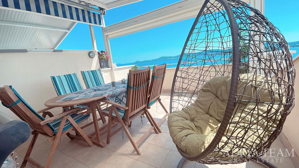 APARTMENT, FIRST LINE TO THE SEA, ON A BEAUTIFUL BEACH WITH A LARGE TERRACE - TURANJ