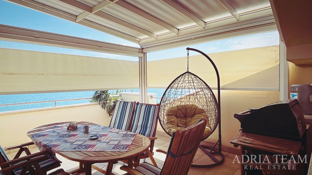 APARTMENT, FIRST LINE TO THE SEA, ON A BEAUTIFUL BEACH WITH A LARGE TERRACE - TURANJ
