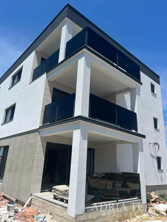 PENTHOUSE – NEW BUILD – 150 m FROM THE SEA – PRIVLAKA