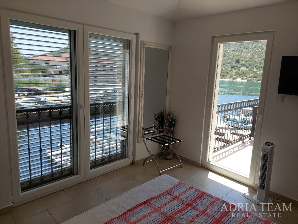 VILLA – 5 m FROM THE SEA – EXCELLENT LOCATION – ROGOZNICA