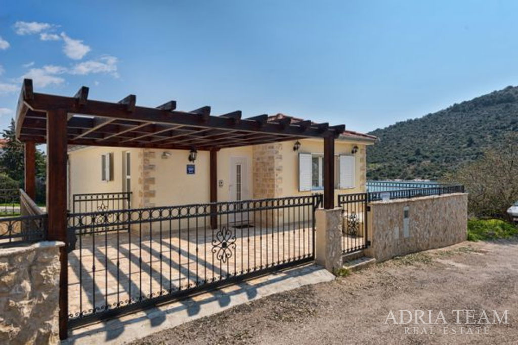 VILLA – 5 m FROM THE SEA – EXCELLENT LOCATION – ROGOZNICA
