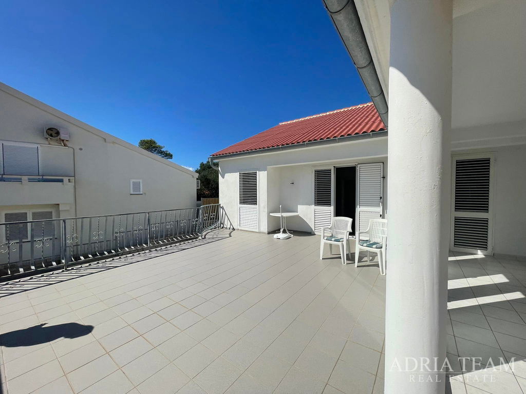 HOUSE WITH SPACIOUS YARD – FIRST ROW TO THE SEA – JAKIŠNICA, PAG