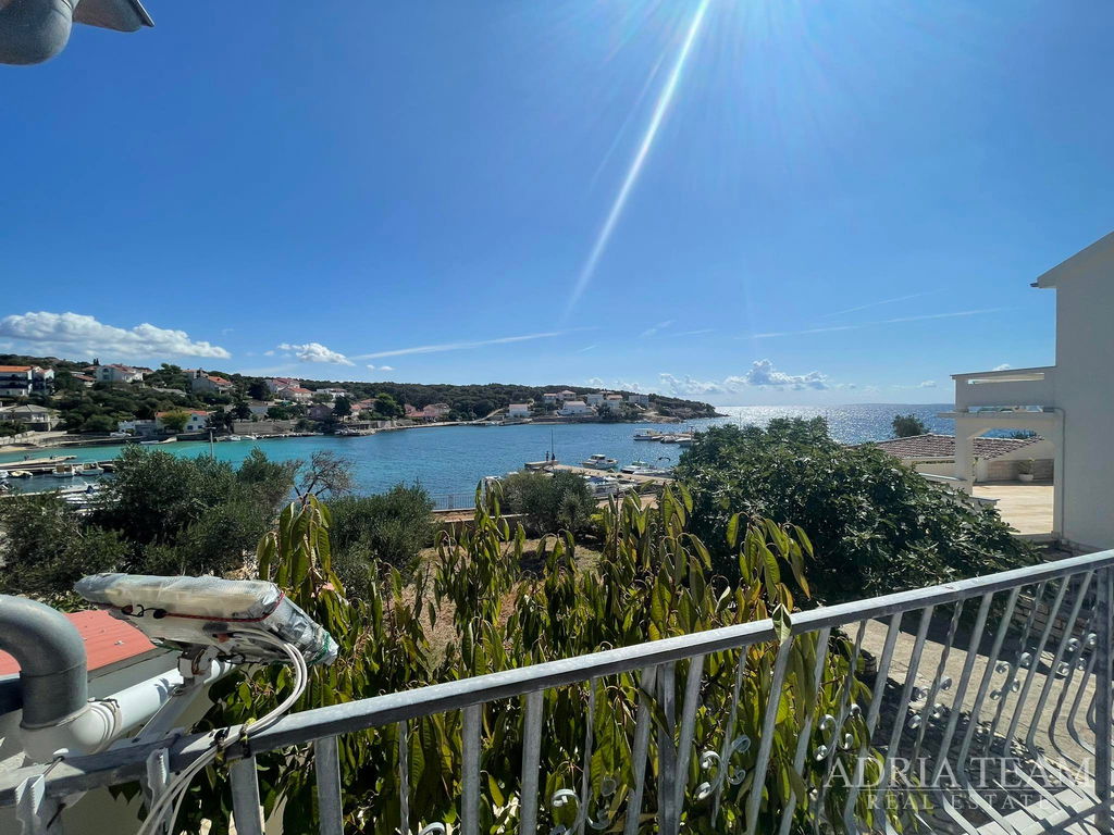 HOUSE WITH SPACIOUS YARD – FIRST ROW TO THE SEA – JAKIŠNICA, PAG