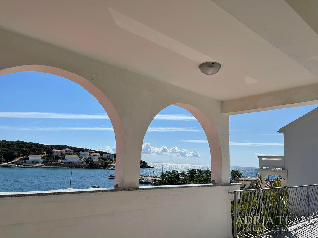 HOUSE WITH SPACIOUS YARD – FIRST ROW TO THE SEA – JAKIŠNICA, PAG