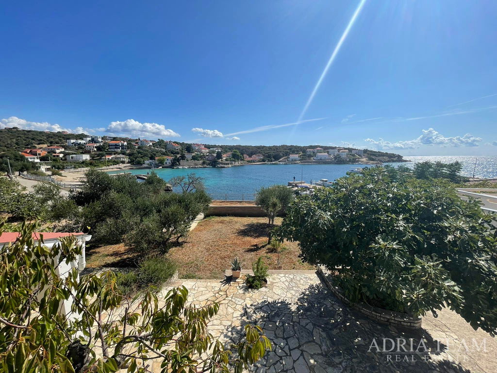 HOUSE WITH SPACIOUS YARD – FIRST ROW TO THE SEA – JAKIŠNICA, PAG