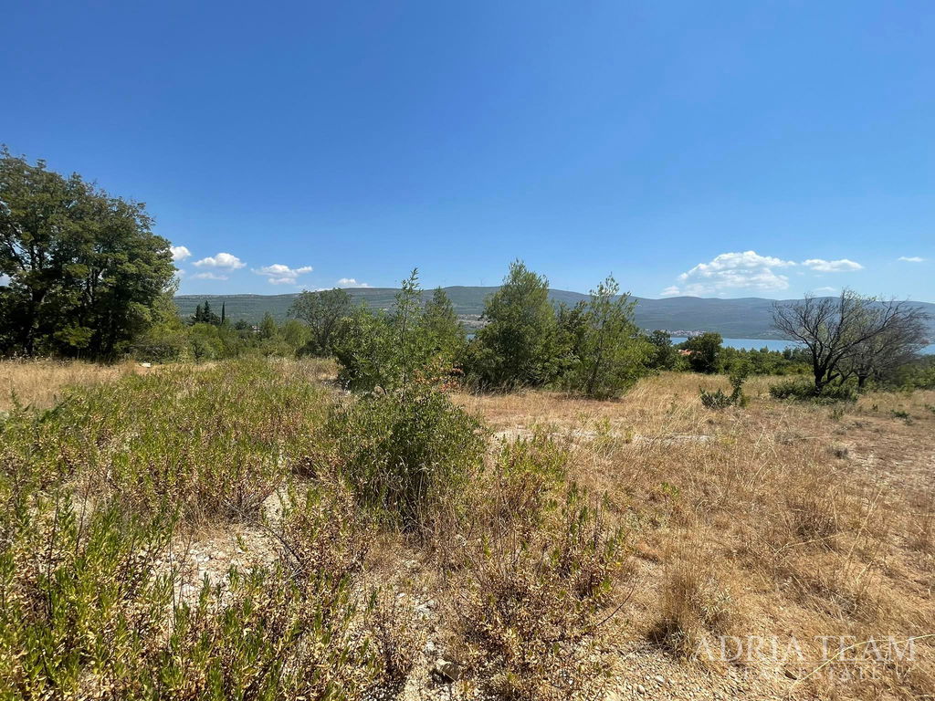 GRAĐEVINSKO ZEMLJIŠTE S POGLEDOM NA MORE – IZVRSNA INVESTICIJA – PRIDRAGA