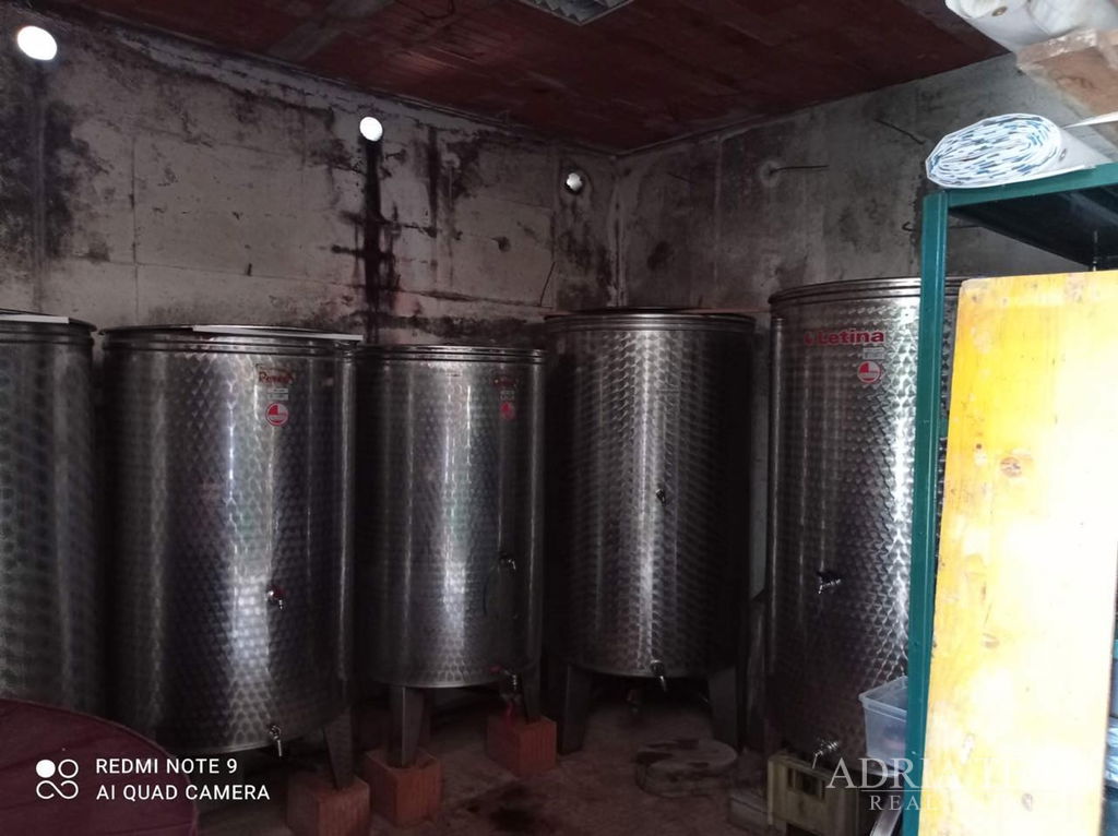 LAND WITH TAVERN AND GARAGE – QUIET LOCATION – PRIVLAKA, BILOTINJAK