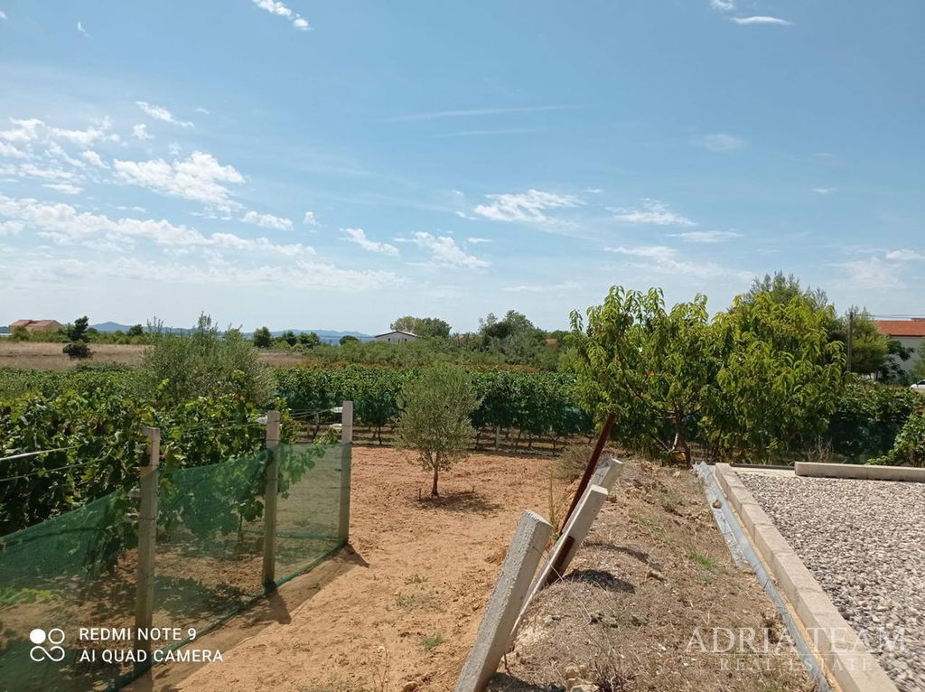 LAND WITH TAVERN AND GARAGE – QUIET LOCATION – PRIVLAKA, BILOTINJAK