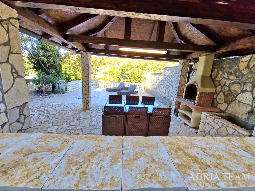 FAMILY HOUSE WITH POOL – FIRST ROW TO THE SEA – MEKA DRAGA, OBROVAC