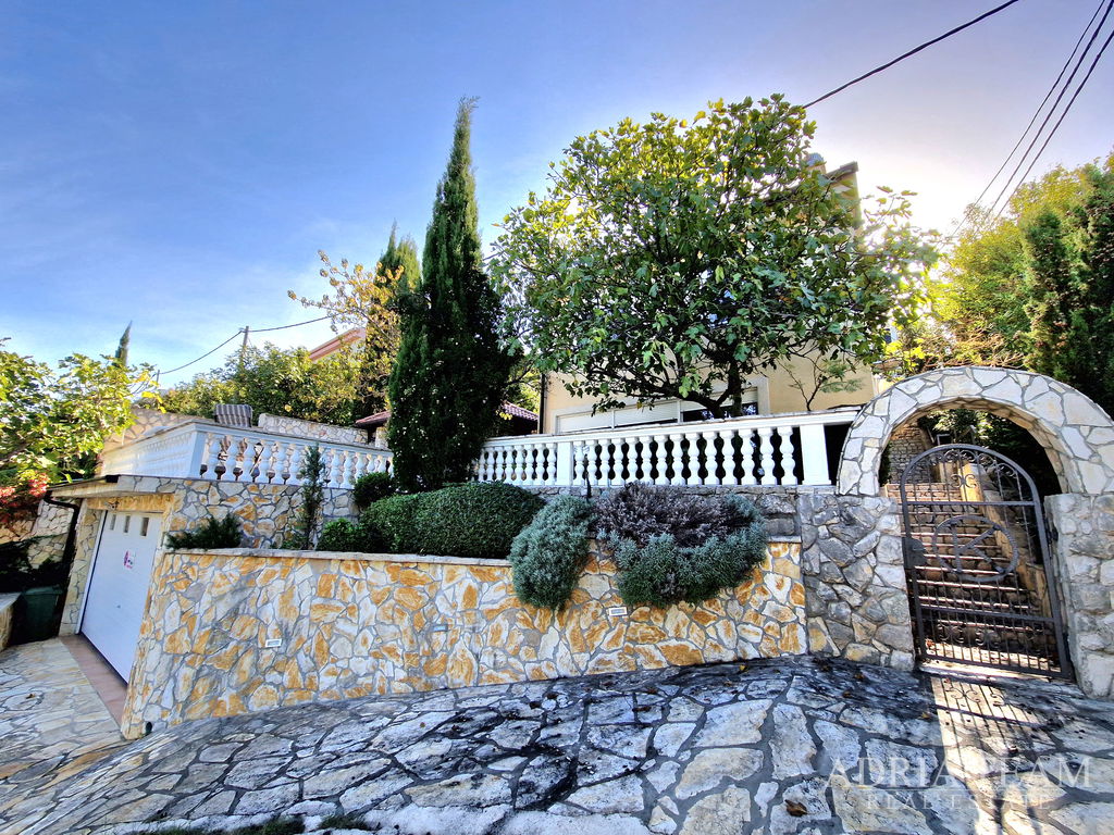 FAMILY HOUSE WITH POOL – FIRST ROW TO THE SEA – MEKA DRAGA, OBROVAC