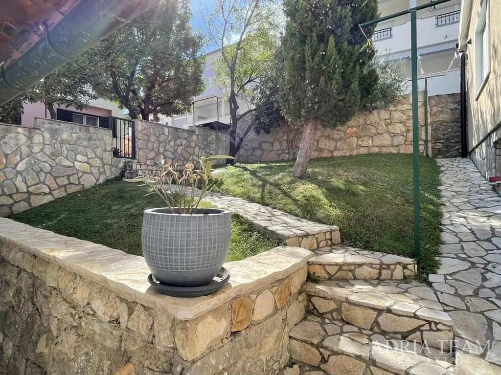 FAMILY HOUSE WITH POOL – FIRST ROW TO THE SEA – MEKA DRAGA, OBROVAC