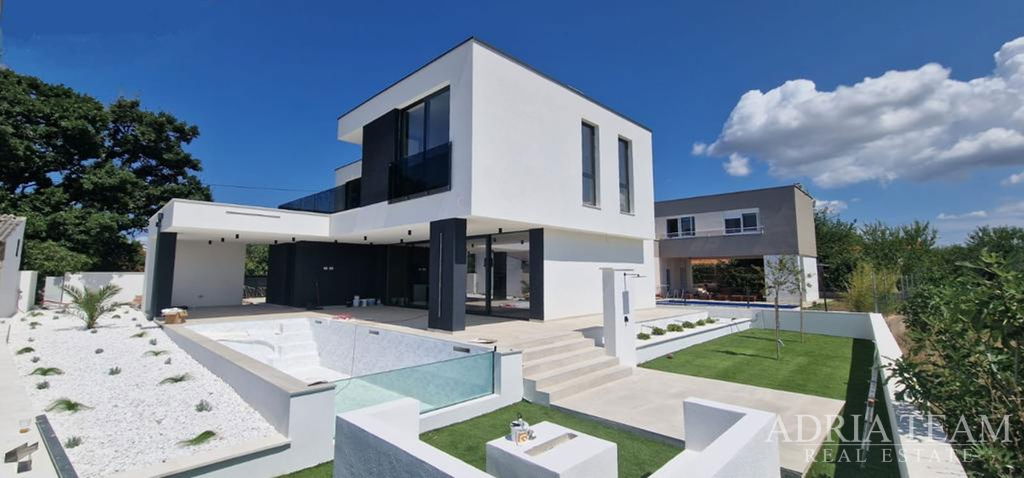 LUXURY VILLA WITH POOL – NEW BUILD – PRIME LOCATION – KOŽINO